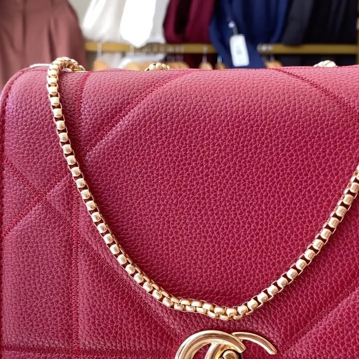 Bolsa vermelha com alça de corrente
