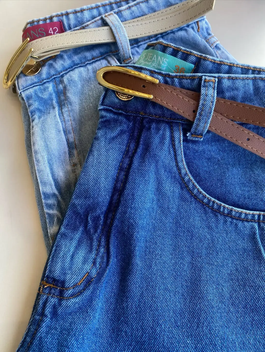 Detalhe de calça jeans com cinto