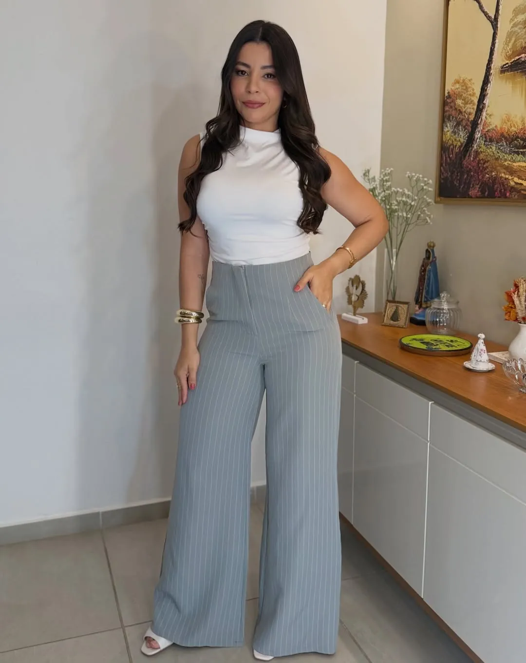 Calça risca de giz cinza com regata branca