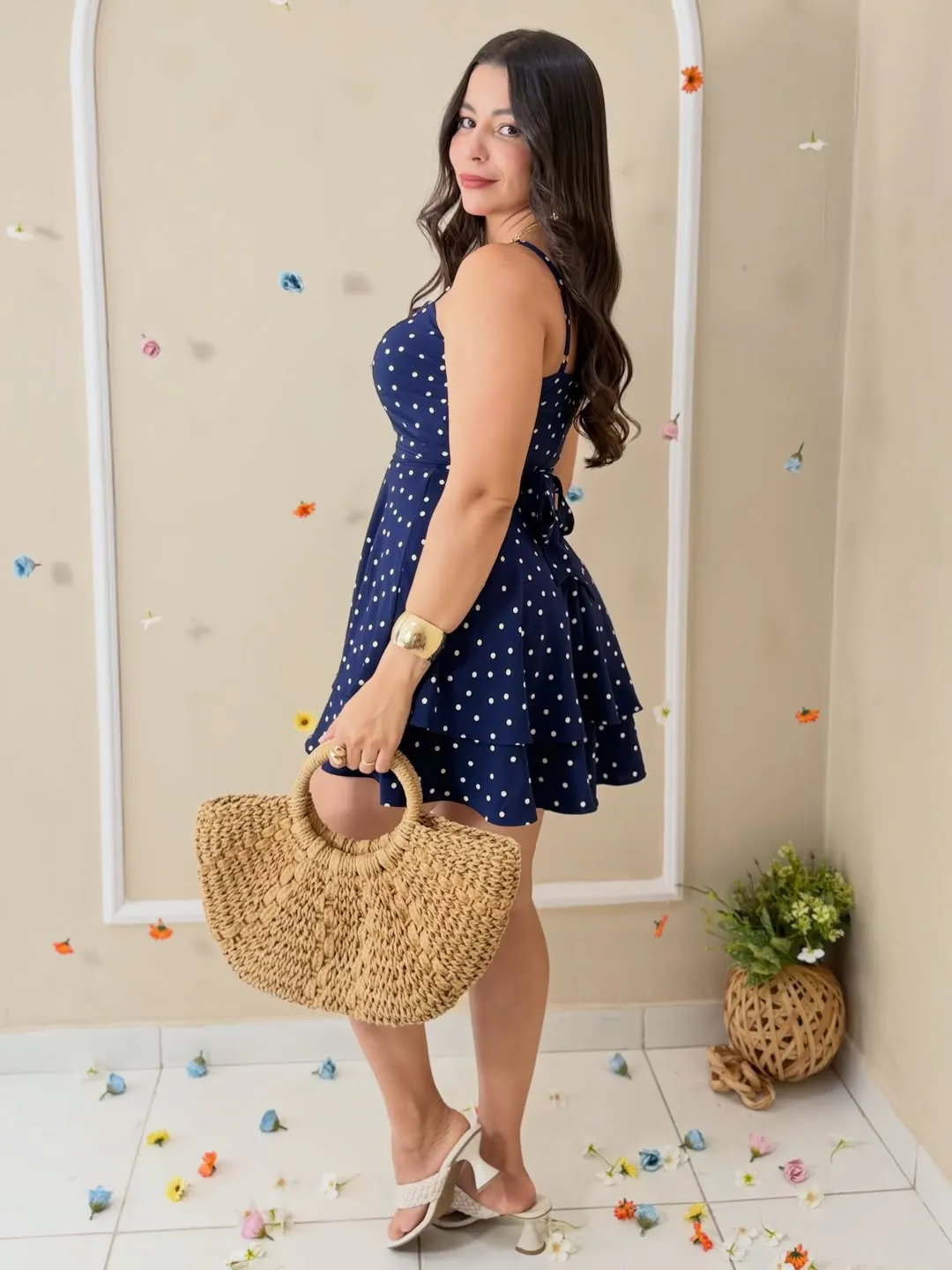 Vestido curto de poá azul-marinho com bolsa de palha