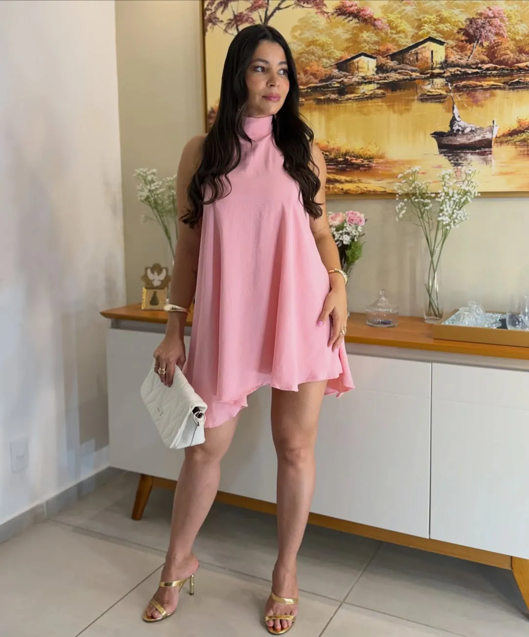 Vestido curto rosa de gola alta com bolsa branca