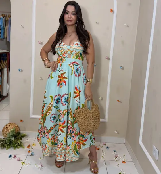 Modelo com vestido longo estampado