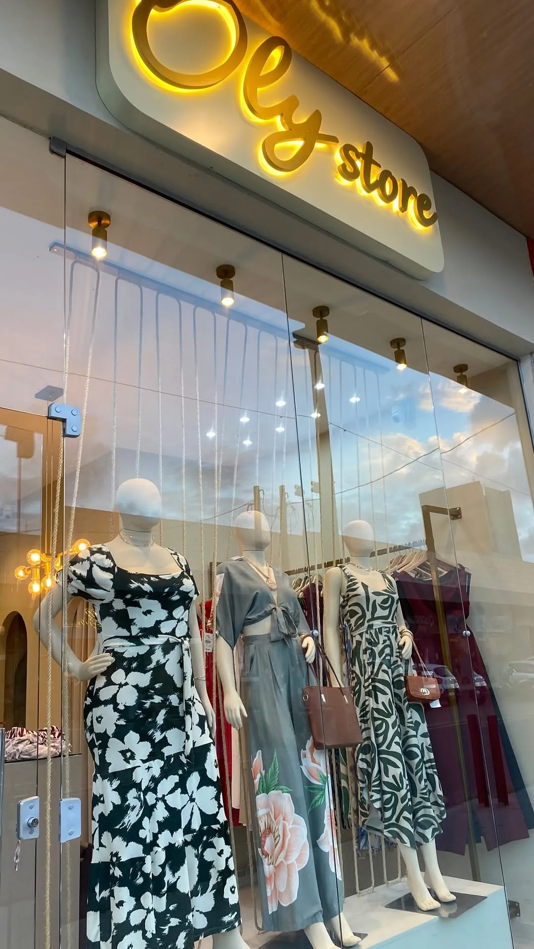 Vitrine da Oly Store Premium com o letreiro dourado