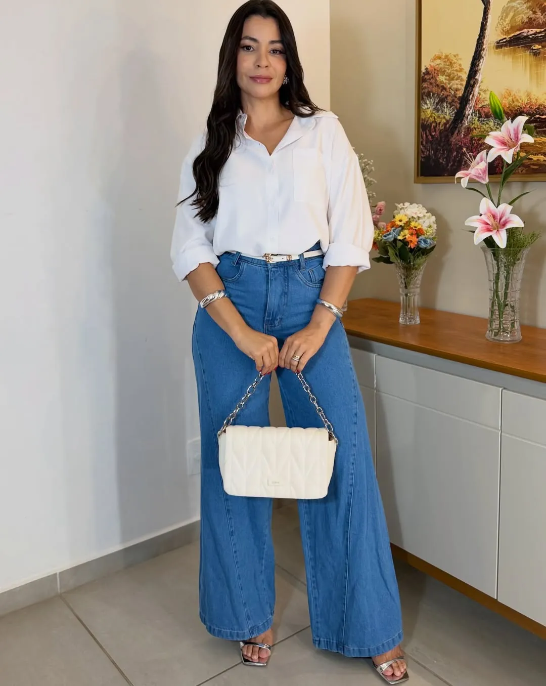 Calça jeans wide leg com camisa branca