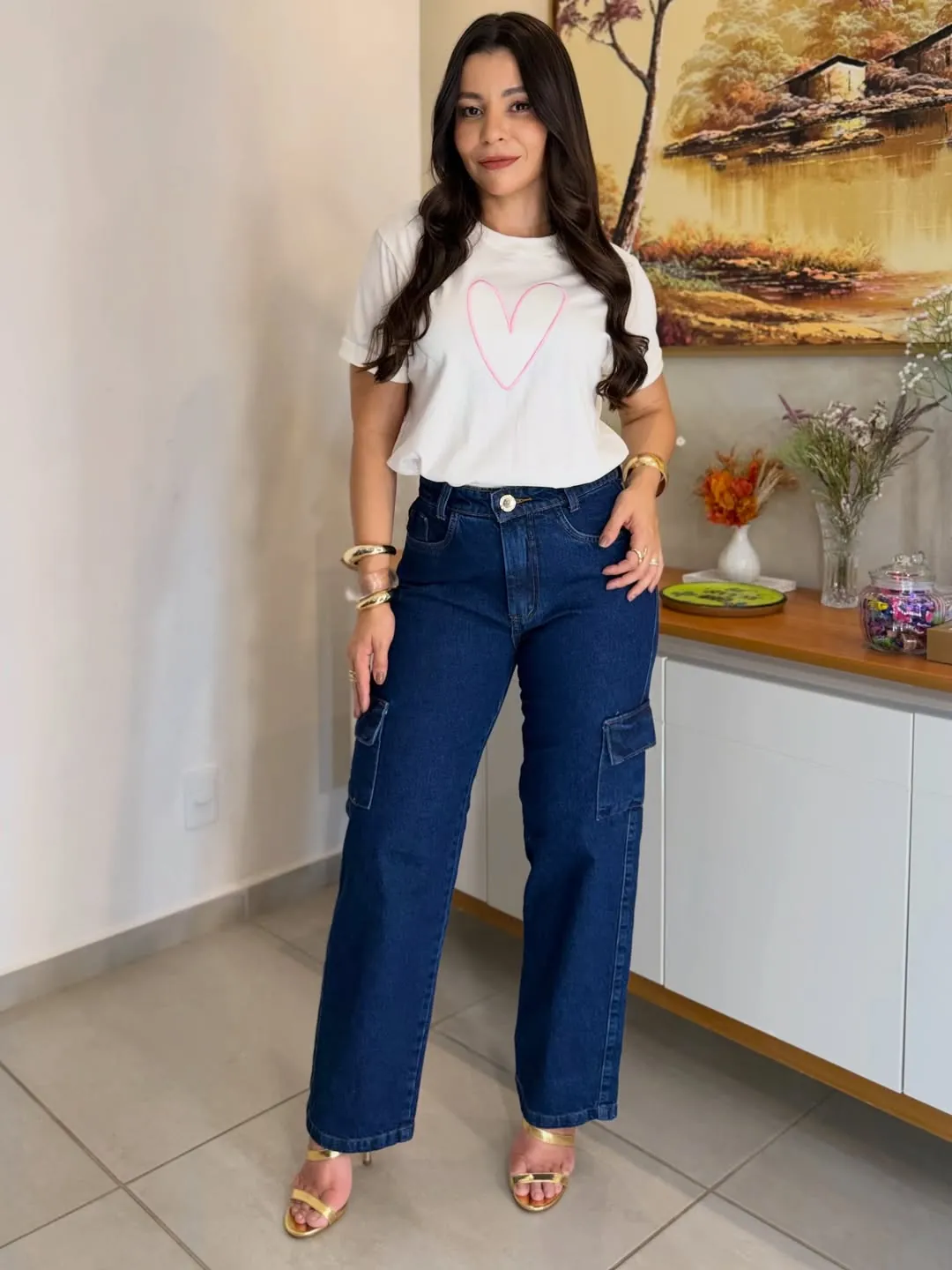 Calça jeans cargo escura com blusa branca