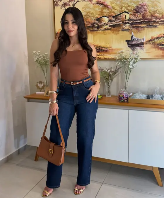 Calça jeans wide leg escura com regata marrom