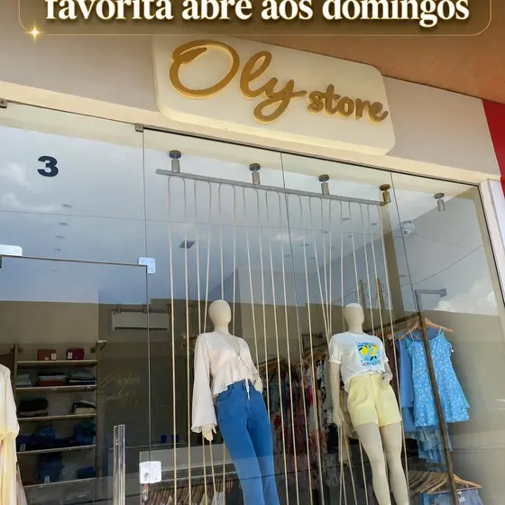 Vitrine da Oly Store com manequins